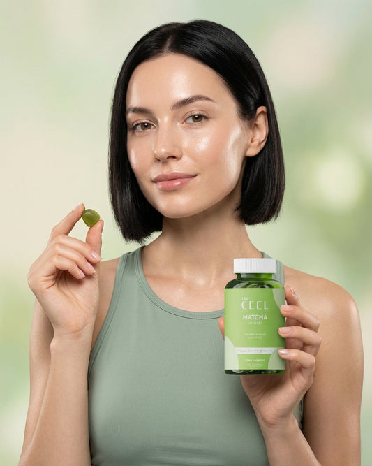 Ženska z Vita CEEL Matcha Gummies – naravna energija brez kofeinske nervoze